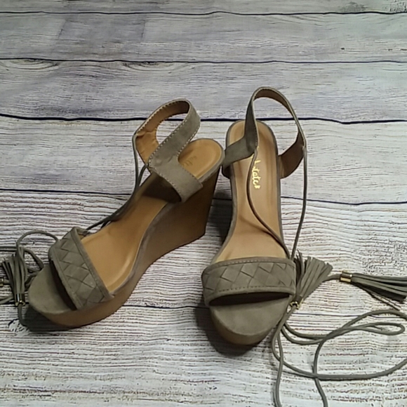 Altar'd State Friday Morning Gimmick Wedges size 8 - Picture 2 of 6